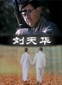 美女把尿口扒开给男生舔